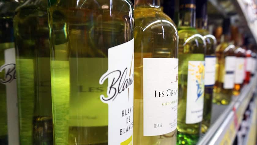 Weinregal im Supermarkt: Bald auch in den Migros-Filialen?