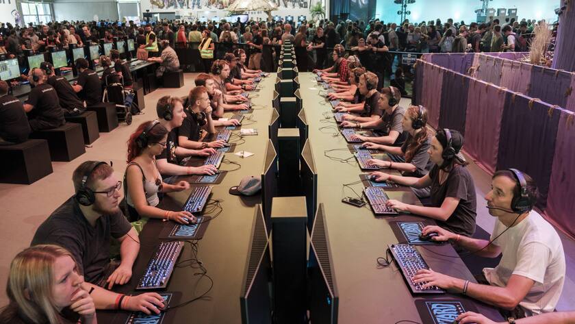 Gamescom Besucher spielen das Computerspiel World of Warcraft auf der weltweit grössten Messe für Computer-und Videospiele Gamescom in Köln, NRW am 24.8.2018 *** Gamescom visitors play the computer game World of Warcraft at the worlds largest fair for computer and video games Gamescom in Cologne NRW on 24 8 2018