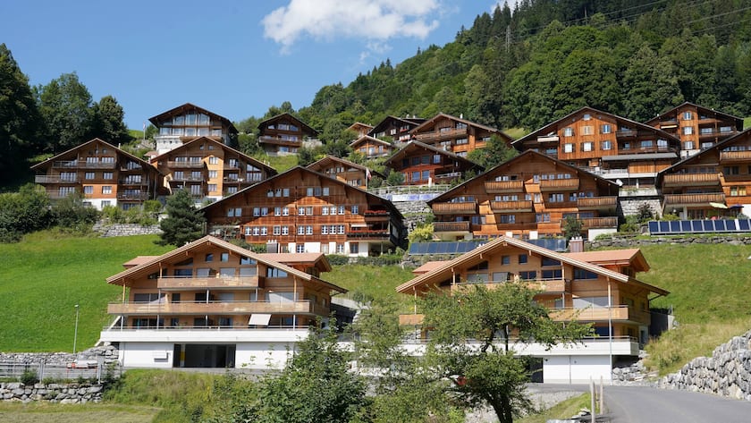 Foto Manuel Geisser 10.08.2021 Tourismusbranche Schweiz. Bild : Ferienhaeuser , Chalet aus Holz *** Photo Manuel Geisser 10 08 2021 tourism industry Switzerland picture holiday houses , chalet made of wood