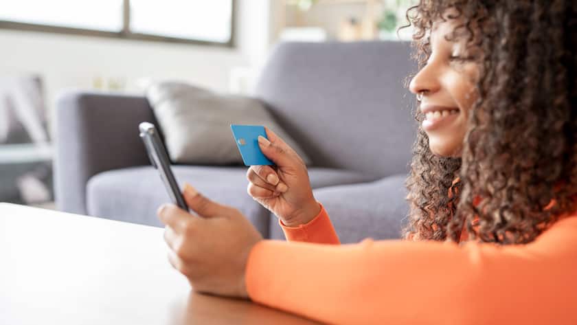 Frau kauft online mit dem Handy ein – mobile Shopping, online Shopping