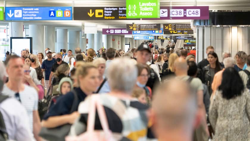 Touristen am Flughafen PMI Palma de Mallorca International auf der Mittelmeerinsel MallorcaTouristen am Flughafen PMI Palma de Mallorca International auf der Mittelmeerinsel Mallorca, Palma Mallorca Spanien Flughafen *** Tourists at PMI Palma de Mallorca International Airport on the Mediterranean island of Mallorca Tourists at PMI Palma de Mallorca International Airport on the Mediterranean island of Mallorca, Palma Mallorca Spain Airport