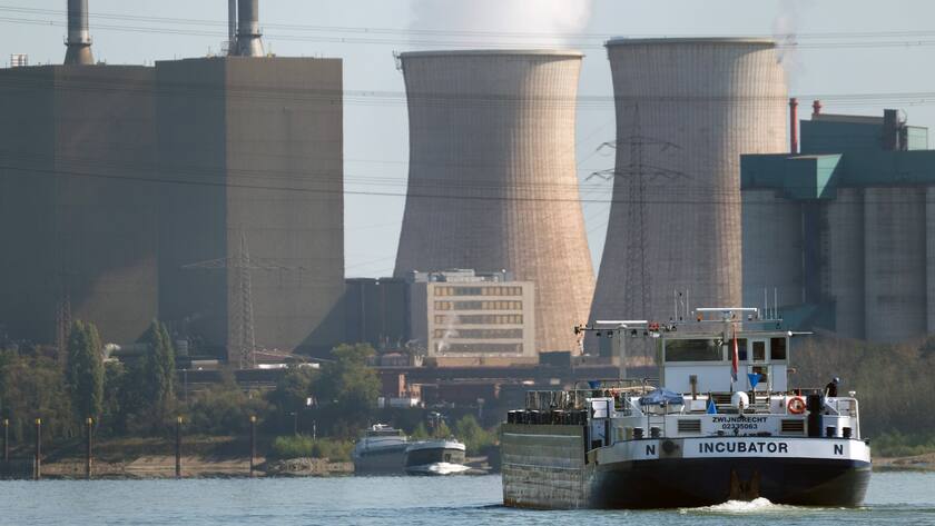 Beobachtungen am Rhein bei Duisburg-Mündelheim mit Blick auf die mit Schweröl fahrenden Binnenschiffe und den Vater Rhein und seine Industrie. Rheinblicke Observations on the Rhine near Duisburg Mündelheim with a view of the barges sailing with heavy oil and the father Rhine and his industry Rhine views