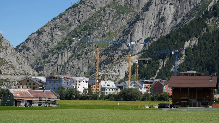 Andermatt Swiss Alps im Sommer mit Baukranen im Bild.
