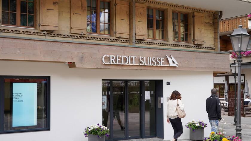 Eine Credit Suisse Filiale in einem Holzhaus in Gstaad.