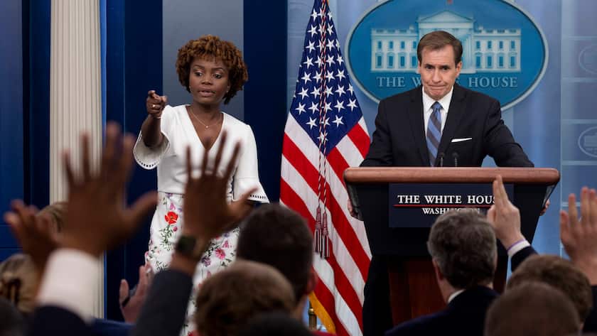 Karine Jean-Pierre und John Kirby vor Journalisten in Washington.