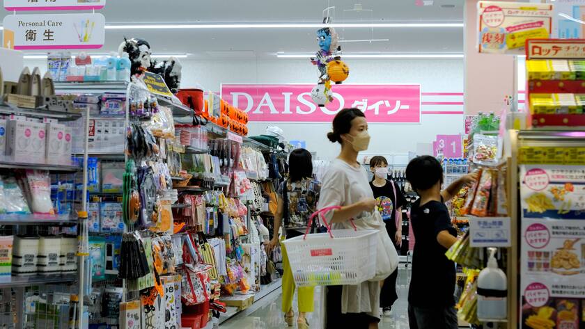 August 30, 2022, Tokyo, Japan: People shopping at Daiso 100 Yen Store while wearing face masks as a preventive measure against the spread of covid-19. Tokyo Japan - ZUMAs197 20220830_zaa_s197_012 Copyright: xJamesxMatsumotox