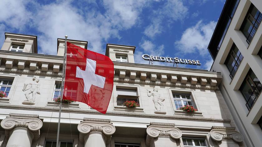 Foto Manuel Geisser 07.09 .2022 Bank Credit Suisse mit Schweizerfahne Logo Schriftzug *** Photo Manuel Geisser 07 09 2022 Bank Credit Suisse with Swiss flag logo writing