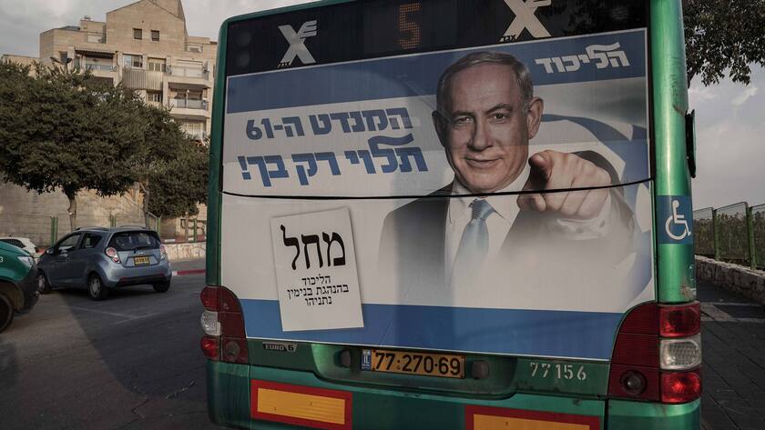 October 25, 2022, Jerusalem, Israel: An election campaign banner published by Netanyahu s Likud party hangs on a public bus urging voting as Netanyahu s future hangs in balance with polls showing he is still short of the minimum majority of 61 coalition partners of 120 Parliament members. Israel s fifth round in less than 4 years of national elections for the Knesset, the Israeli Parliament, is scheduled for November 1, 2022. Jerusalem Israel - ZUMAa126 20221025_zap_a126_001 Copyright: xNirxAlonx