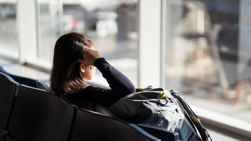 Nachdenkliche Frau schaut aus den Fenster, wie ist der Ausblick für 2023?