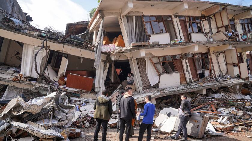 February 8, 2023, Hatay, Antakya, Turkey: People stand infront of their destroyed apartment building. Turkey experienced the biggest earthquake of this century in the border region with Syria. The earthquake was measured at 7.7 magnitude. Hatay Turkey - ZUMAs197 20230208_zaa_s197_003 Copyright: xIbrahimxOnerx