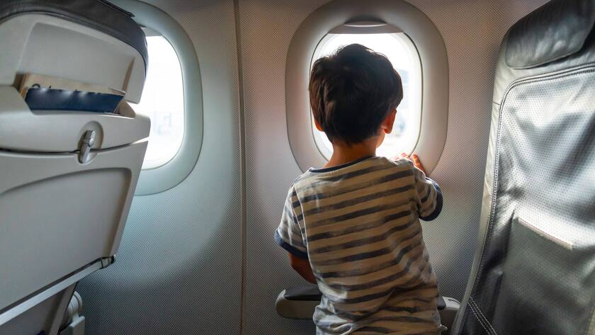 Kind im Blick aus dem Flugzeugfenster auf der Reise in den Sommerurlaub *** Child at View from the Airplane window at the Trip in the Summer holiday Copyright: imageBROKER/UnaixHuizi ibluhu09529432.jpg ,model released, Symbolfoto ,property released Bitte beachten Sie die gesetzlichen Bestimmungen des deutschen Urheberrechtes hinsichtlich der Namensnennung des Fotografen im direkten Umfeld der Veröffentlichung