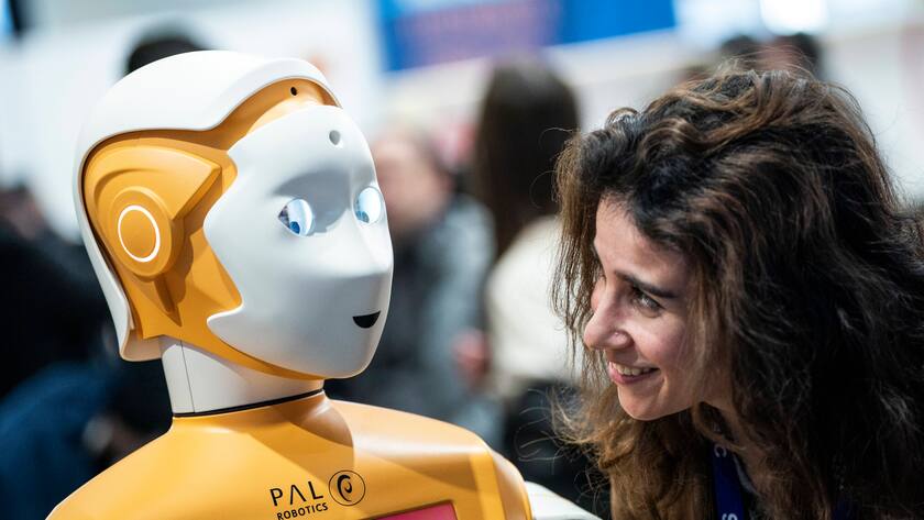 Ist da jemand? Ja, aber nur rechts im Bild. Auch mit KI sind Roboter nicht smart.