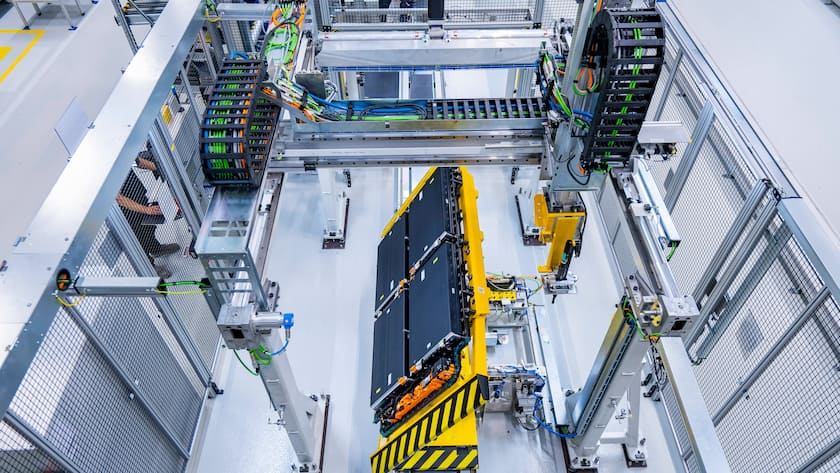 Hightech-Batteriemontage für den neuen vollelektrischen CLA bei der Mercedes-Benz Tochter ACCUMOTIVE in Kamenz.