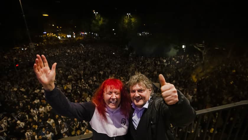 Ancillo Canepa, FCZ-Praesident, rechts, und Heliane Canepa feiern auf dem Balkon des Volkshauses waehrend einer spontanen Meisterfeier des FC Zuerichs auf dem Helvetiaplatz mit ihren Fans, nach ihrem Spiel gegen den FC Basel, am Sonntag, 1. Mai 2022 in Zuerich. (KEYSTONE/Michael Buholzer)