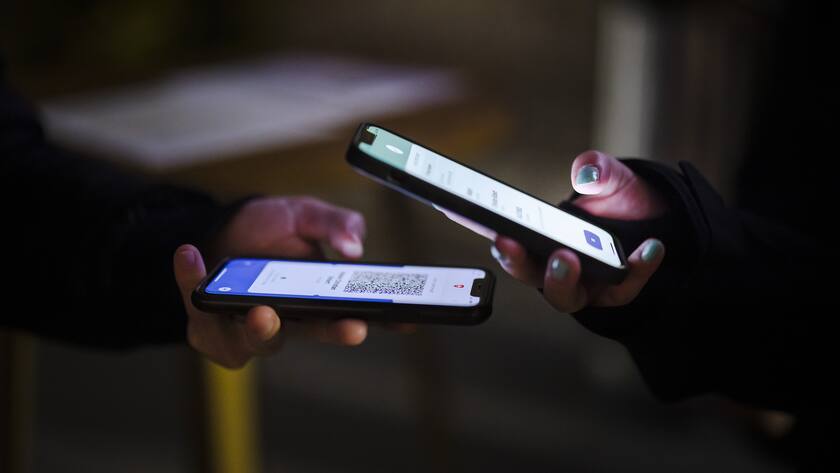 Besucher zeigen ihr Covid-Zertifikat am Eingang zum Weihnachtsmarkt und Lichterfestival "Illuminarium" beim Landesmuseum Zuerich, am Donnerstag, 11. November 2021 in Zurich. Weihnachtsmaerkte in Zuerich finden aktuell mit der 3G Regel statt. (KEYST…