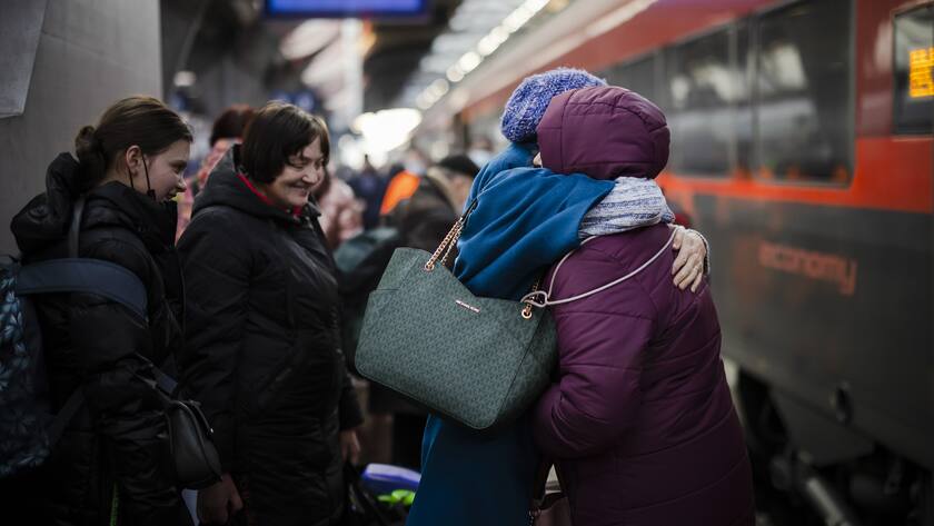 Umarmungen für Geflüchtete nach der Ankunft in Zürich.