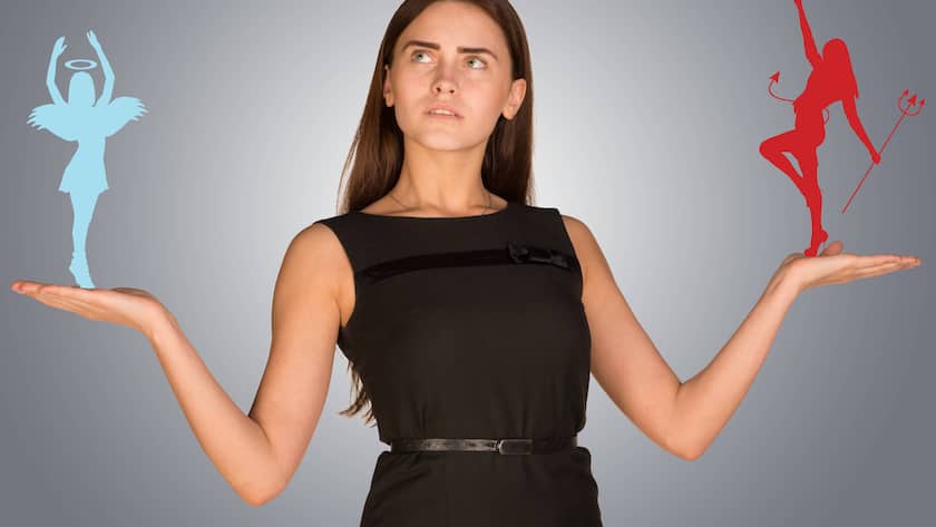 Anlegerin, die sich zwischen Engel und Teufel entscheiden muss