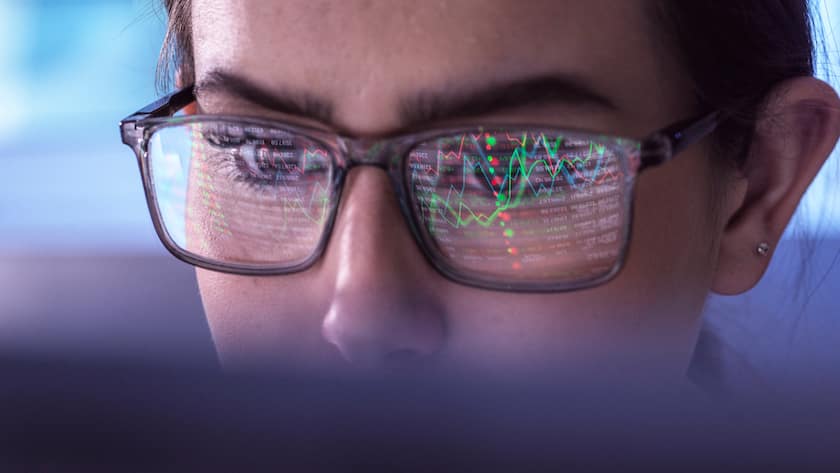Young businesswoman examining financial market data on computer model released, Symbolfoto property released, ABRF01123