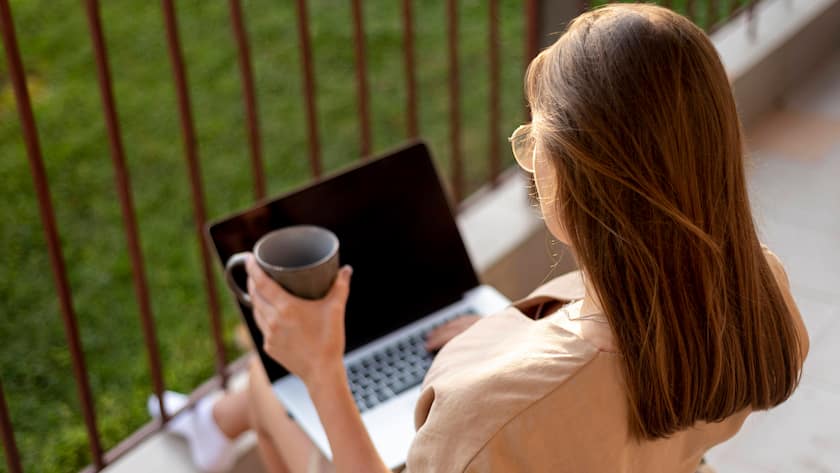 Frau in Quarantäne bei der Arbeit mit Laptop im Freien *** Woman in Quarantine at the Work with Laptop at Free Copyright: imageBROKER/OleksandrxLatkun ibxole09761016.jpg Bitte beachten Sie die gesetzlichen Bestimmungen des deutschen Urheberrechtes hinsichtlich der Namensnennung des Fotografen im direkten Umfeld der Veröffentlichung