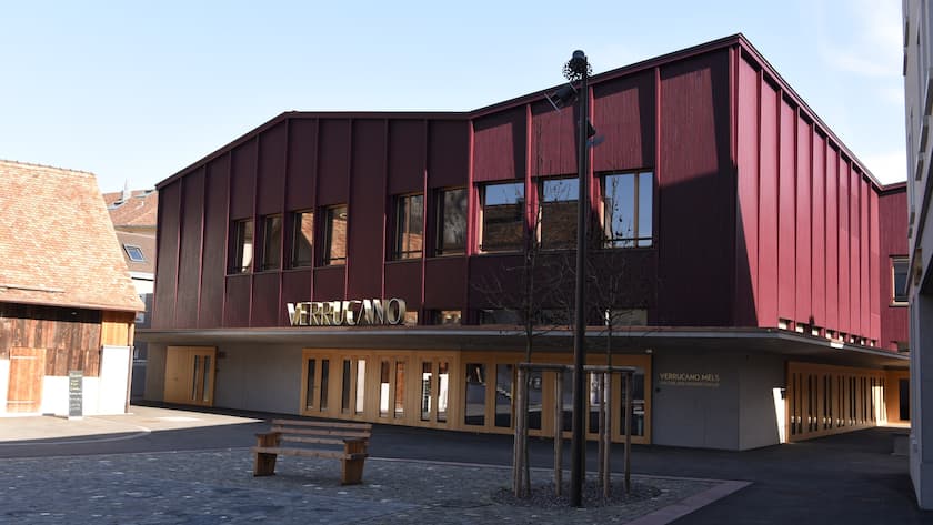 Die Hartwag-Holzfassade des Gemeinde- und Kulturzentrums in Mels fügt sich optimal ins Ortsbild ein.