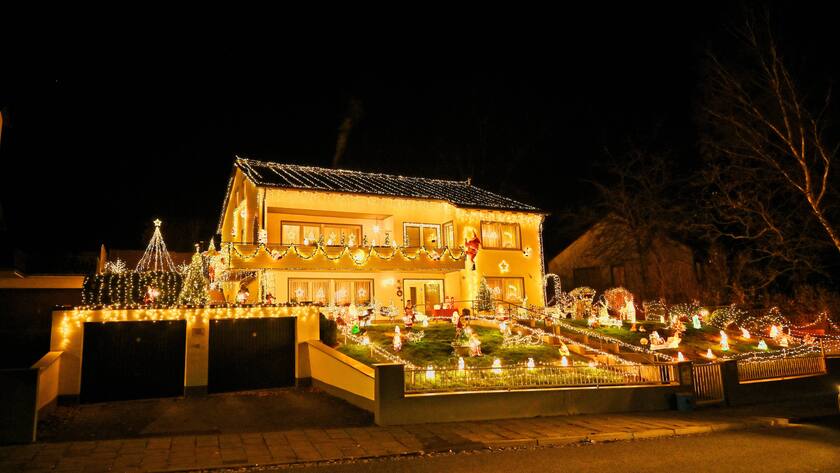 29.11.2020, Bayern, Bamberg: Ein privates Einfamilienhaus ist in der Vorweihnachtszeit wie jedes Jahr auch 2020 mit vielen Leuchtmitteln am Haus und im Garten geschmückt. - - - Photo: Hans-Martin Issler --- Weihnachtdekoration in Bamberg *** 29 11 2020, Bavaria, Bamberg A private single-family home is decorated in the pre-Christmas period, as every year in 2020, with many illuminants on the house and in the garden Photo Hans Martin Issler Christmas decoration in Bamberg