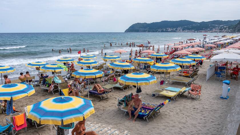 Strandurlaub Der überfüllte Badestrand von Alassio. Alassio Ligurien Italien *** Beach holiday The crowded beach of Alassio Alassio Liguria Italy Copyright: argumx/xFalkxHeller