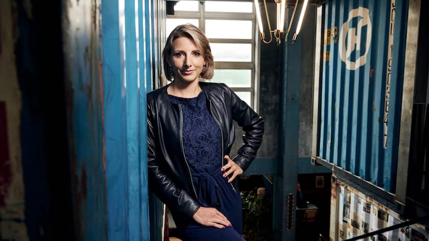 Diana Engetschwiler lehnt an Wand