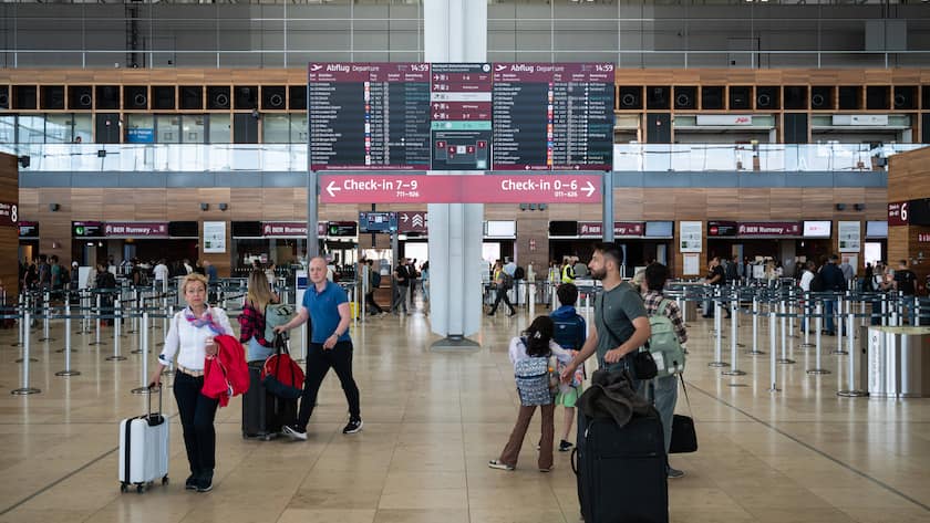 04.06.2023, Berlin, Deutschland, Europa - Eine Innenaufnahme zeigt Flugreisende im Terminal 1 des Flughafen Berlin-Brandenburg International BER Willy Brandt . *** 04 06 2023, Berlin, Germany, Europe An interior photo shows air travelers in Terminal 1 of Berlin Brandenburg International Airport BER Willy Brandt