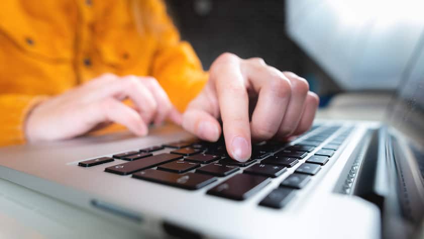 Generative KI die über Eingaben am Computer bedient wird, soll die Berufswelt drastisch verändern. Der IWF rät Staaten, Weiterbildungen in dieser Technologie zu organisieren.