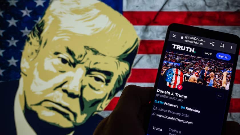 Donald J. Trump - Truth Photo Illustration Truth Social app displayed on a smart phone with Donald J. Trump seen in the background, in this photo illustration. On 03 September 2023 in Brussels, Belgium. Photo illustration by Jonathan Raa/NurPhoto Brussels Belgium PUBLICATIONxNOTxINxFRA Copyright: xJonathanxRaax originalFilename: raa-donaldjt230903_npKoL.jpg
