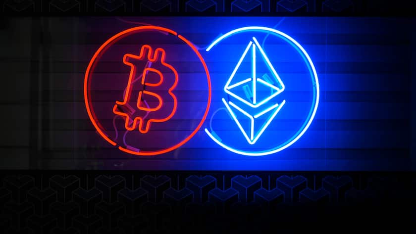 Bitcoin & Co.: Weshalb die Cyberdevisen wieder gefragt sind Die Symbole für die Kryptovermögenswerte Bitcoin und Ethereum: