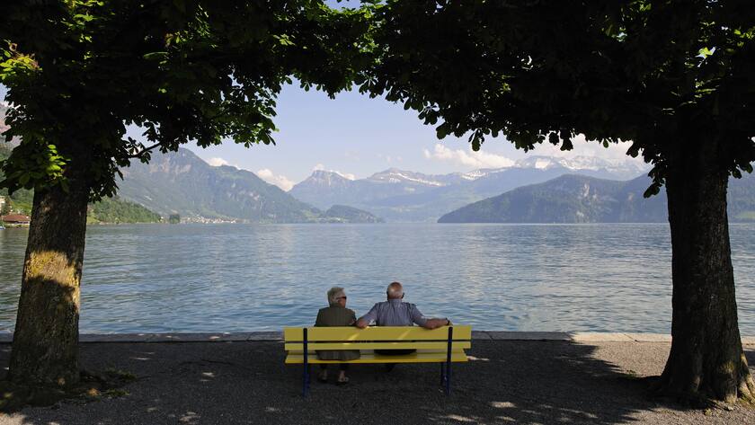 Altes Ehepaar auf einer Bank am Vierwaldstättersee: Die AHV-Reform würde einige Änderungen mit sich bringen.