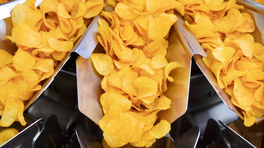 Die ungewuerzten Chips werden ueber die Ruettelrinnen und Transportbaender zum naechsten Verarbeitungsschritt gefoerdert, aufgenommen am 13. Februar 2020 in der Produktion der Zweifel Pomy-Chips AG in Spreitenbach. Von der rohen Kartoffeln bis zu den fertigen Chips dauert es 30 Minuten. (KEYSTONE/Christian Beutler)