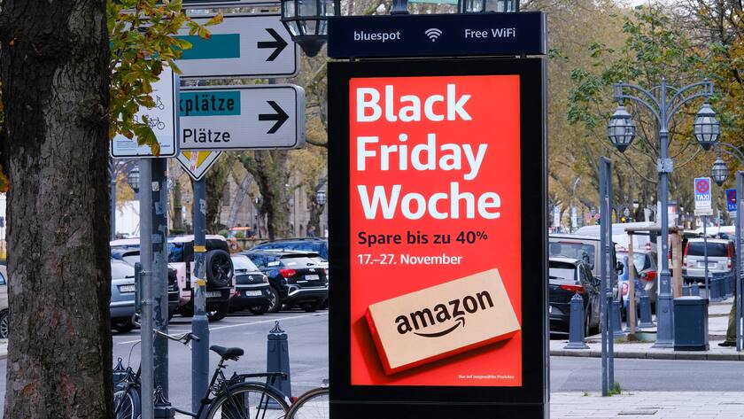 Düsseldorf 15.11.2023 Amazon Black Friday Woche Rabatt Rabattschlacht Rabattangebote Räumungsverkauf Handel Einzelhandel Sale Ausverkauf Schlussverkauf Saisonware Textilien Sonderangebote Düsseldorf Nordrhein-Westfalen Deutschland *** Düsseldorf 15 11 2023 Amazon Black Friday Week Discount Discount Battle Discount Offers Clearance Sale Retail Retail Sale Clearance Sale Seasonal Goods Textiles Special Offers Düsseldorf North Rhine-Westphalia Germany