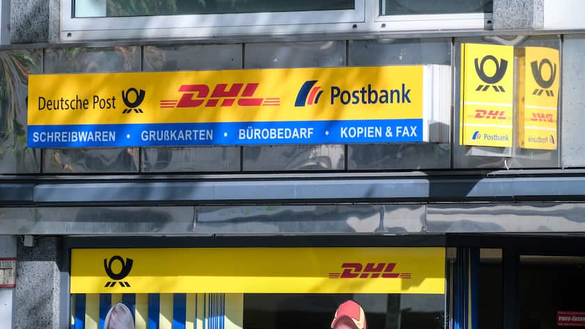 Düsseldorf 25.09.2023 Logo Schriftzug Leuchtschrift DHL Shop Paketshop Deutsche Post Paket Pakete Paketversand Briefe Briefversand Porto Briefmarken DHL-App Postbank Postfiliale Düsseldorf Nordrhein-Westfalen Deutschland *** Düsseldorf 25 09 2023 logo lettering neon DHL Shop Paketshop Deutsche Post Paket Paketversand Briefe Briefversand Porto Briefmarken DHL App Postbank Postfiliale Düsseldorf Nordrhein Westfalen Germany