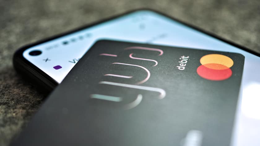 Schon bald soll man mit dem Handy Kreditkartenzahlungen abwickeln können (Symbolbild mit Kreditkarte und Mobiltelefon)