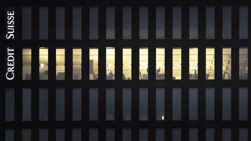 Das Logo der Schweizer Bank Credit Suisse an einem Gebaeude der Bank in Zuerich Oerlikon, am Mittwoch, 23. November 2022 in Zuerich. Die Aktionaere haben der Beschaffung von rund 4 Milliarden Franken durch die Ausgabe neuer Aktien sowie dem Einstieg der Saudi National Bank als neuer Grossaktionaerin zugestimmt. Die angeschlagene Grossbank steckt aber auch weiterhin tief in den roten Zahlen und muss nun auch hohe Geldabfluesse vermelden.(KEYSTONE/Michael Buholzer)