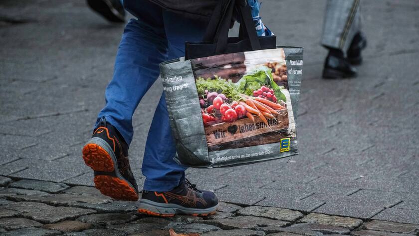 Einkaufen im Edeka Düsseldorf: Besonders die Lebensmittel haben sich im vergangenen Jahr stark verteuert.