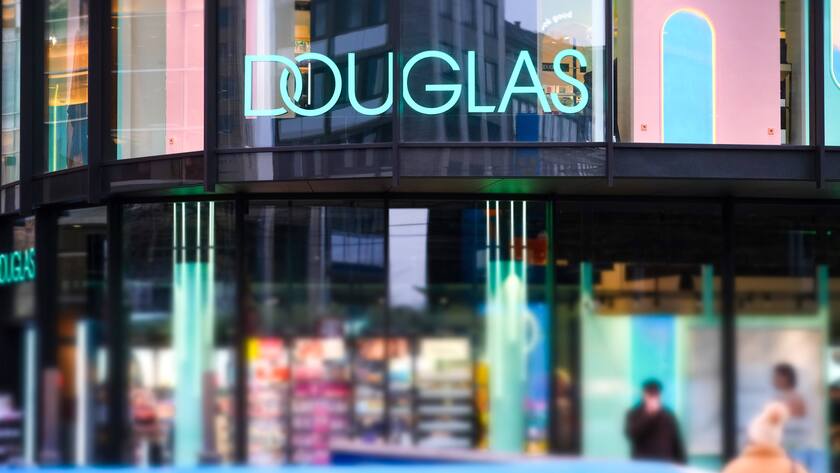 RECORD DATE NOT STATED Düsseldorf 17.01.2024 Douglas Parfümerie Kosmetik Köbogen Schadowstraße Düsseldorf Nordrhein-Westfalen Deutschland *** Düsseldorf 17 01 2024 Douglas Parfümerie Kosmetik Köbogen Schadowstraße Düsseldorf North Rhine-Westphalia Germany