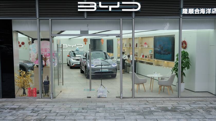 Shanghai, China: BYD-Elektroautoladen. BYD (Build Your Dreams) ist ein chinesisches Automobilunternehmen.