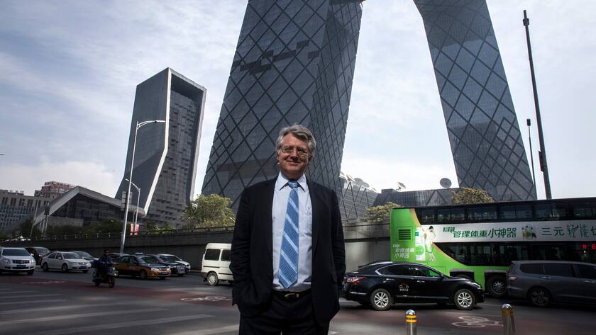 Joerg Wuttke vor dem CCTV tower, China, Peking, 04/2017