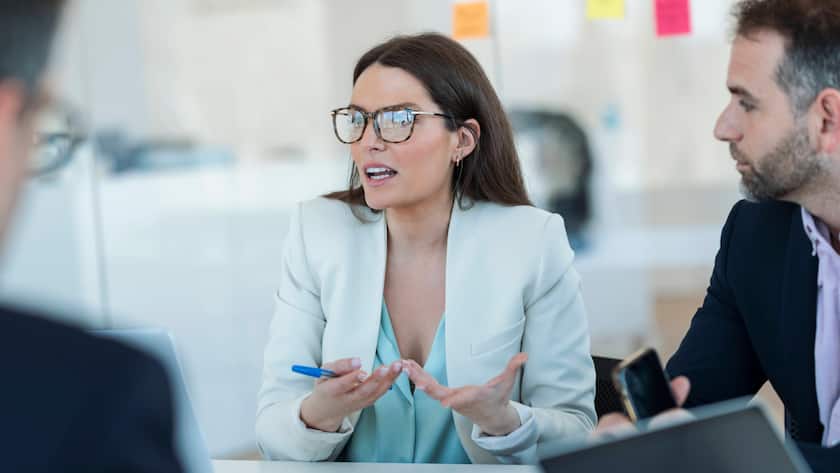 Frau verhandelt mit zwei Männern. Erfolgreich natürlich.