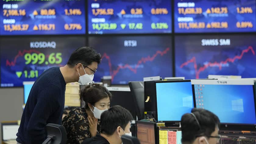 Currency traders watch monitors at the foreign exchange dealing room of the KEB Hana Bank headquarters in Seoul, South Korea, Thursday, Sept. 30, 2021. Asian shares were mostly higher on Thursday after a mixed trading session on Wall Street. (AP Photo/Ahn Young-joon)