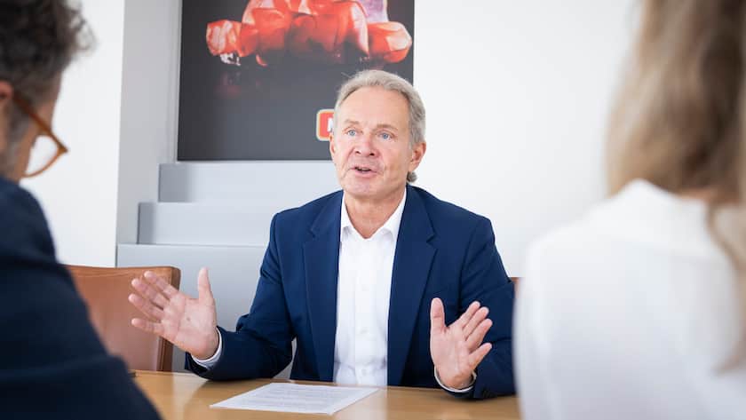 Alexander Ospelt im Rahmen eines Interviews am Dienstag 03.09.2024 im Ospelt Group Hauptsitz Herbert Ospelt Anstalt, FL-9487 Bendern Auf den Fotos zu sehen Alexander Ospelt und die Journalisten Tina Fischer und Andreas Güntert.