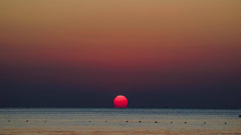Sonnenaufgang am Roten Meer. Scharm-el-Sheikh, Nahost-Gespräche im März 2023