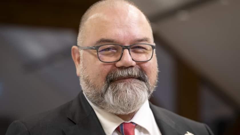 Praesident der Expertengruppe "Bankenstabilitaet" Yvan Lengwiler, Professor fuer Nationaloekonomie, Universitaet Basel, spezialisiert auf Finanzmarktregulierung und Geldpolitik, ehemaliges Verwaltungsratsmitglied der FINMA, posiert kurz nach einer Medienkonferenz zum Bericht der Expertengruppe "Bankenstabilitaet", am Freitag, 1. September 2023 in Bern. (KEYSTONE/Anthony Anex)