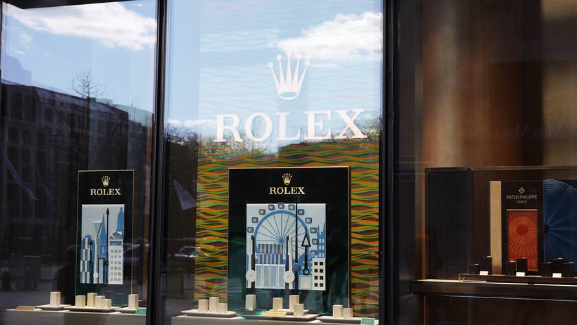 26.02.2023, Deutschland, NRW, Juwelier, Uhren, Schmuck, Luxus, Schaufenster, ROLEX Uhren, Uhr, Armbanduhr, Spiegelung NRW Deutschland *** 26 02 2023, Germany, NRW, jeweler, watches, jewelry, luxury, shop window, ROLEX watches, watch, wristwatch, reflection NRW Germany Copyright: xD.xKerlekin/SnowfieldxPhotographyx SF260223RolexD