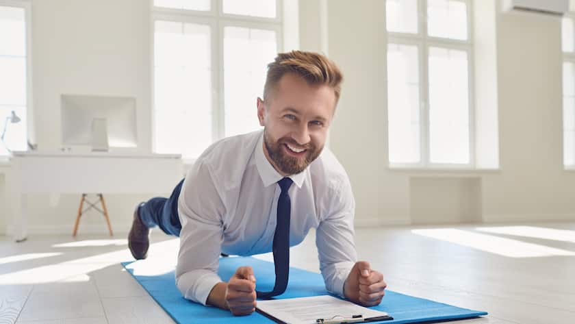 BGM bei Krankenkassen: interne und externe Massnahmen ergänzen sich BGM am Arbeitsplatz, Geschäftsmann macht Planks, Gesundheit
