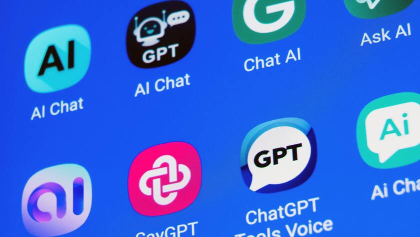 Die Logos verschiedener ChatGPT-Apps für Künstliche Intelligenz KI auf dem Bildschirm eines Smartphones *** The logos of various ChatGPT artificial intelligence AI apps on the screen of a smartphone.