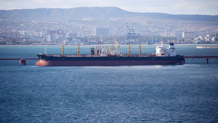 Russia Oil 8293417 11.10.2022 The tanker is under loading at the the Sheskharis transshipment complex, part of Chernomortransneft JSC, a subsidiary of Transneft PJSC, in Novorossiysk, Russia. This is one of the largest oil loading complexes for the transshipment of oil and petroleum products in the south of Russia. Vitaly Timkiv / Sputnik Novorossiysk Krasnodar region Russia PUBLICATIONxINxGERxSUIxAUTxONLY Copyright: xVitalyxTimkivx